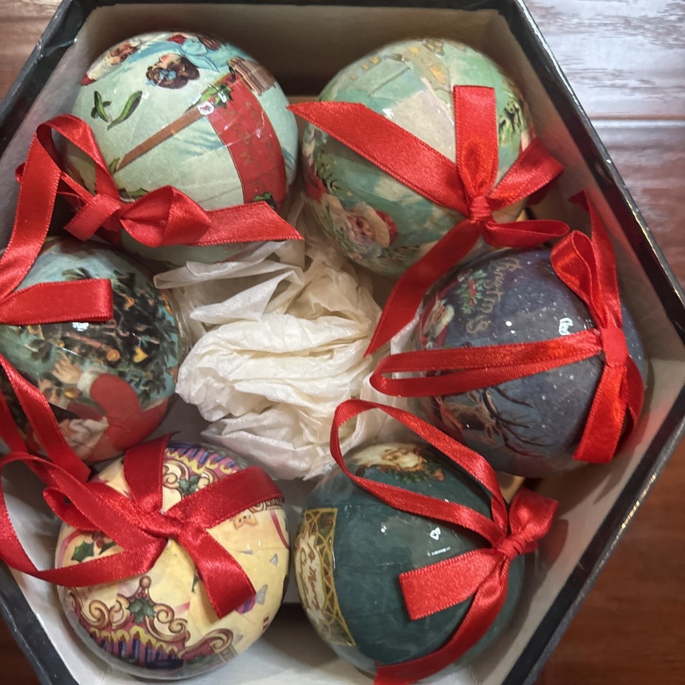 Vintage Set of 12 Decoupage/Paper Mache "Antique Santas" Ornaments in Box 1995 - Picture 2 of 3
